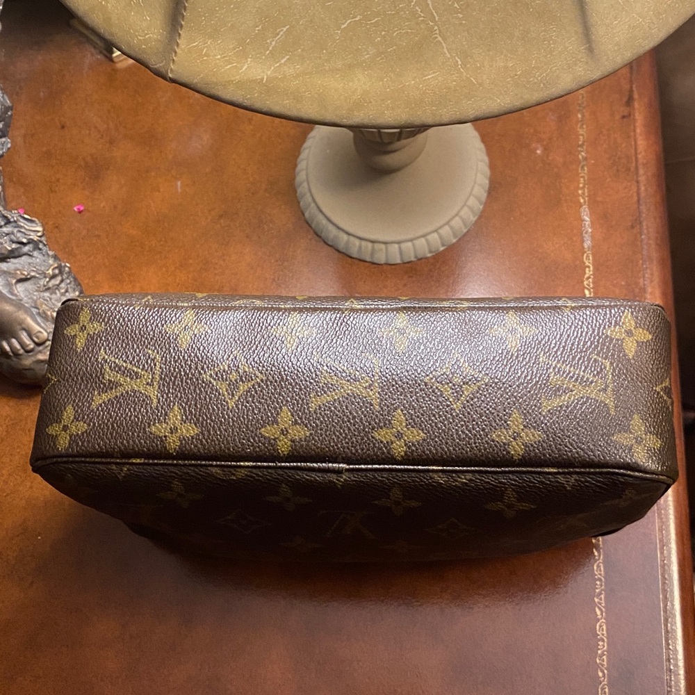 Louis Vuitton Trousseau Toiletry
Pouch Monogram 23 Brown Clutch with COA - Picture 5 of 12